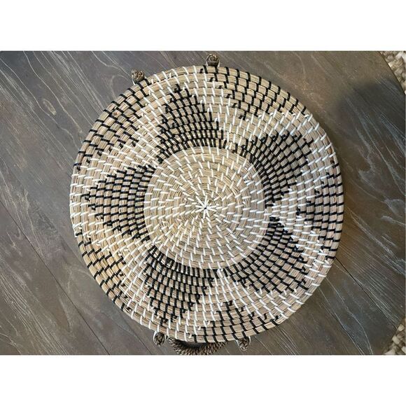Straw basket tray - flower- star- woven black/white/tan - Picture 2 of 4